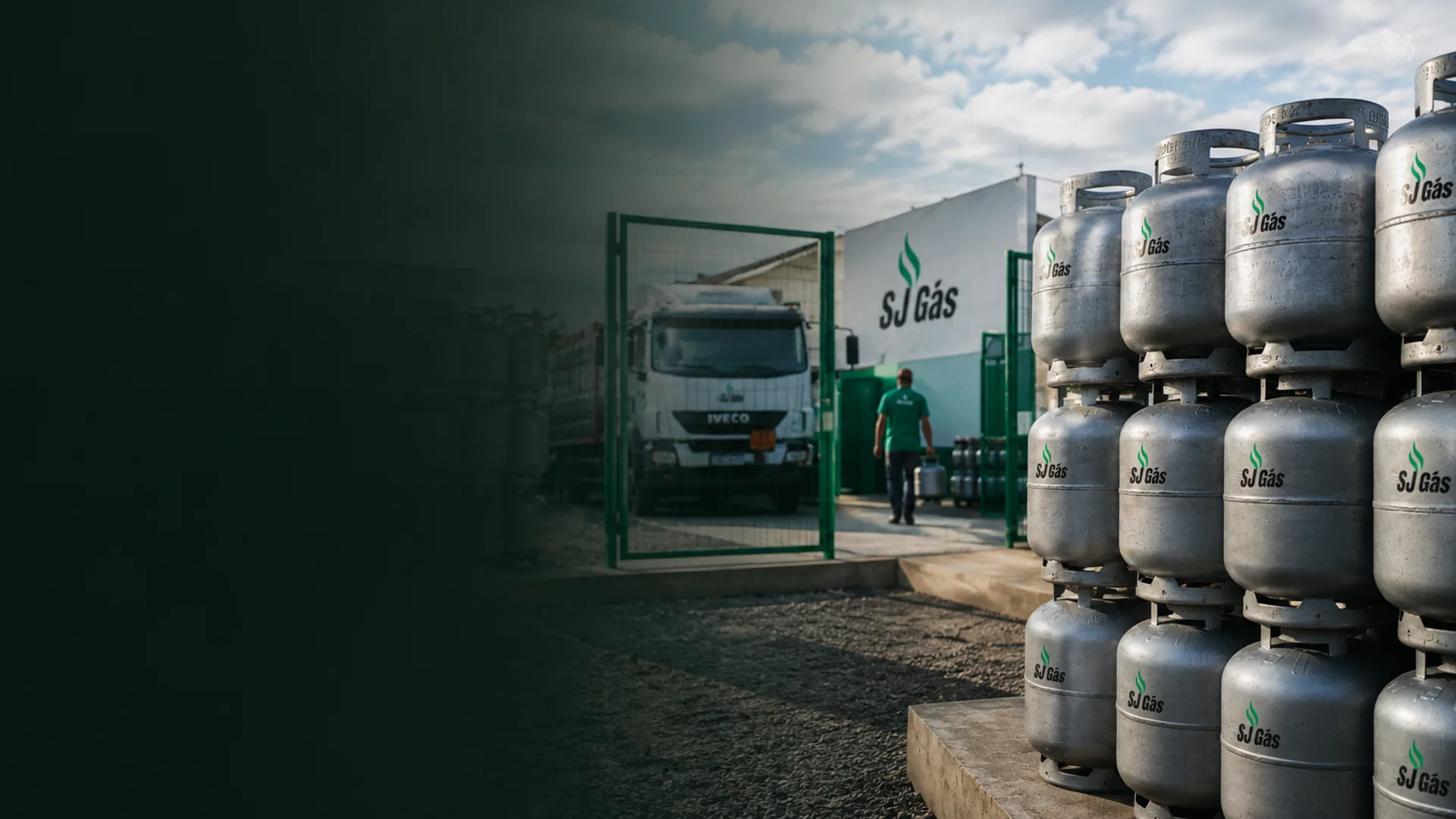 Depósito da SJ Gás com botijões da marca empilhados, caminhão de entrega IVECO e a fachada com o logo ao fundo.